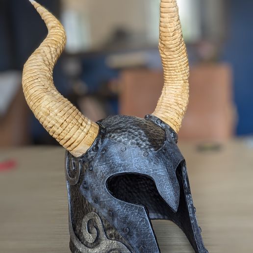 PXL_20240730_180257090.PORTRAIT~2.jpg casque skyrim de YNGOL 1:1