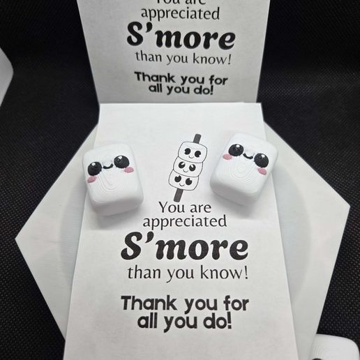 484902154_10162687223024548_9102561803955851998_n.jpg S'more Marshys und Karte zur Anerkennung