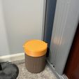 Cubo de basura con tapa abatible