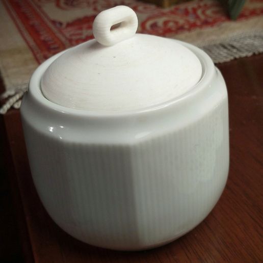 Lid for sugar bowl