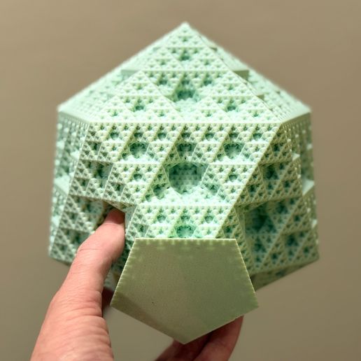 Sierpinski_Icosahedron_Level_5_With_Base_3D_Printed_5.jpg Icosaèdre de Sierpiński - Niveau 5 (sans support)