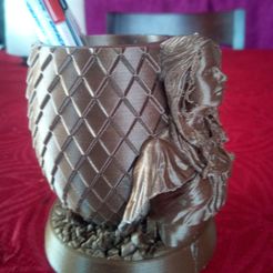 IMG_20180706_085548.jpg Archivo 3D daenerys pot a crayon, juego de tronos, huevo de dragón・Idea de impresión 3D para descargar