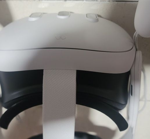 bb9d136a-799c-43cb-b578-f9561af56173.jpg Minimalist Meta Quest 3 Wall Mount