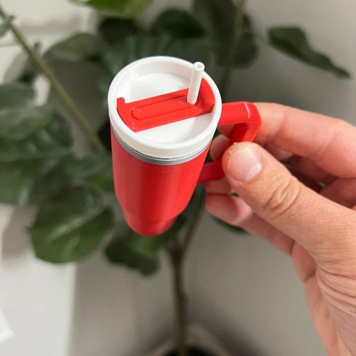 431652877_1140934023728920_4641583243846179873_n.jpg Licencia comercial - Llavero vaso con hilos de trabajo