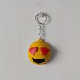 IMG_20200908_153117-01.jpg 3D-Datei Herzförmige Augen, verliebter Emoji-Schlüsselanhänger kostenlos・3D-Drucker-Modell zum herunterladen