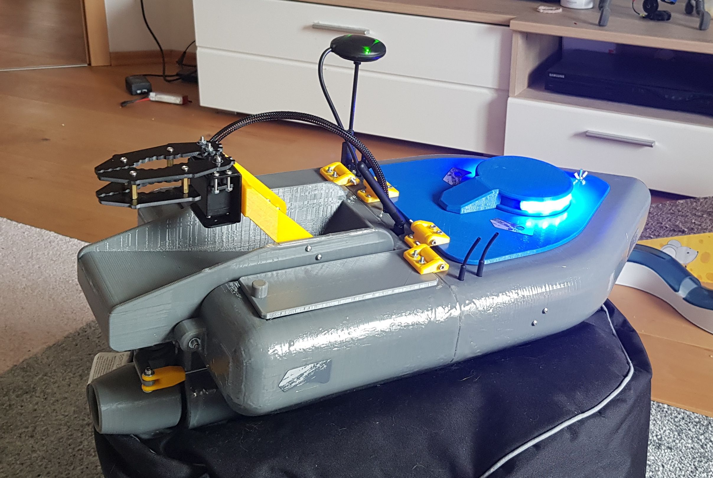 20190807_115504.jpg Free STL file Fish finder boat with sonar, bait dropper and fish hook dropper・3D printing model to download, Der_Stihl