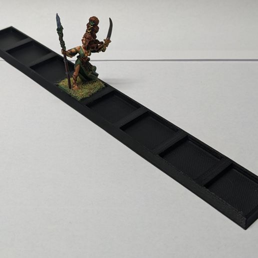 Base-printed-with-Mini.jpg 8x1 Base de régiment étendue pour utiliser vos figurines de 20mm pour la nouvelle base de 25mm de l'ancien monde / Aimants optionnels