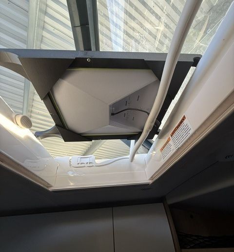 IMG_6757.jpeg Starlink Mini Skylight-Halterung für Leisure Travel Vans (LTV) und andere Wohnmobile, die das Dometic Midi Heki Dachfenster verwenden