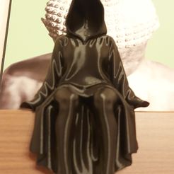 Gesichtsloser sitzender Wächter der Zeit Sensenmann