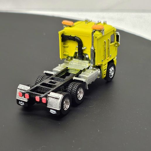1000006256.jpg FREIGHTLINER ARGOSY FLAT TOP SLEEPER / HO SCALE
