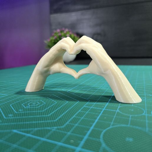 dos-manos-formando-un-corazón-foto-6.jpg Two hands forming a heart 🫶 | Hand of young woman | Heart with hands.