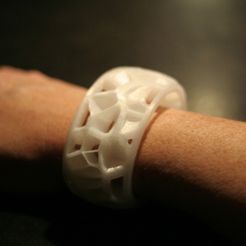 Bracelet_Voronoi_-_Cults_-_by_ADK_Eric.jpg Free STL file Voronoi Bracelet・3D print design to download