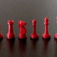Red_pieces_A.jpg Pièces d'échecs avec échiquier