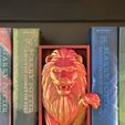 IMG_5419.jpeg Aufstrebender Löwe - von Gryffindor inspirierte Bücherecke