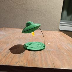 INVASIÓN El ovni eléctrico de las velas de té