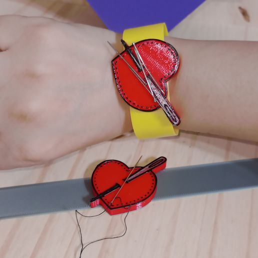 IMG_20240306_165510828_MFNR.jpg Bracelet with magnet for needles