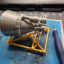 El motor del cohete Apolo F1 en pie