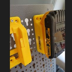 dewalt-akku1a.jpg Archivo STL DEWALT 18V Soporte de batería, no sólo PARA PAREDES DE AGUJEROS DE KÜPPER (EU PEGBOARD)・Plan para descargar y imprimir en 3D