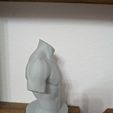 PXL_20260414_191716418.jpg Schmuck-Halsketten-Präsentationsständer / Kopfloser athletischer Torso auf einem Marmorsockel
