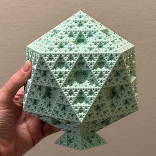 Sierpinski_Icosahedron_Level_5_With_Base_3D_Printed_2.jpg Icosaèdre de Sierpiński - Niveau 5 (sans support)