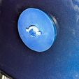 emblem-mount-closeup.jpg Эмблемы для сменных задних эмблем Tesla Model Y