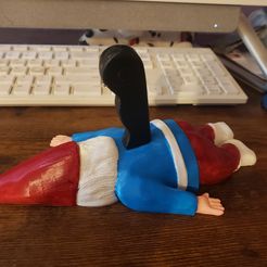 Ermordeter Gnom mit Messer Figur - Mehrteiliger Farbdruck