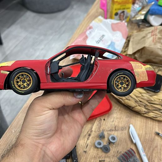 WhatsApp-Image-2024-04-09-at-12.16.00.jpeg 1/18 Autoart 996 Porscche Axles systems