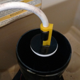 RefillTubeClipInstalled.png Clip pour tube de recharge des toilettes