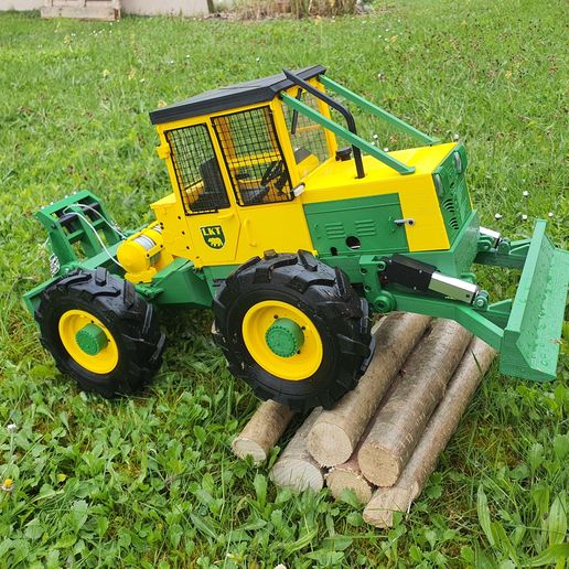 🚜 RC Forest tractor/Skidder (LKT81) 1:10・ 3D File for 3D printing・Cults