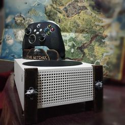 soporte-witcher.jpg STL file Base Xbox One Series S THE WITCHER・3D printable design to download