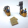 SFL03.jpg N Scale Small Forklift with Female Driver and Wood Pallet