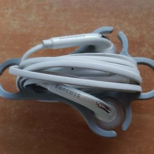 4p_with_earbuds.jpg Earbud Wire Wrapper