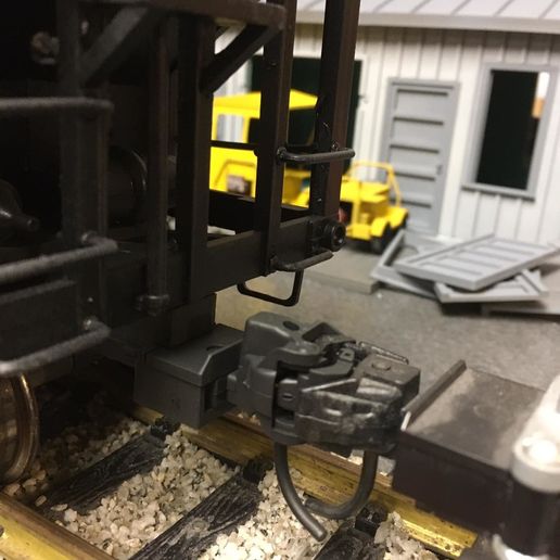 288027795_3095275114120667_4372164070513325188_n.jpg Montaje del acoplador Kadee de la tolva Bachman a escala G