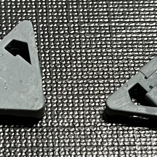 STL file Triangle Brackets (Figma) for the Sam Porter Bridges figure 🔺 ...