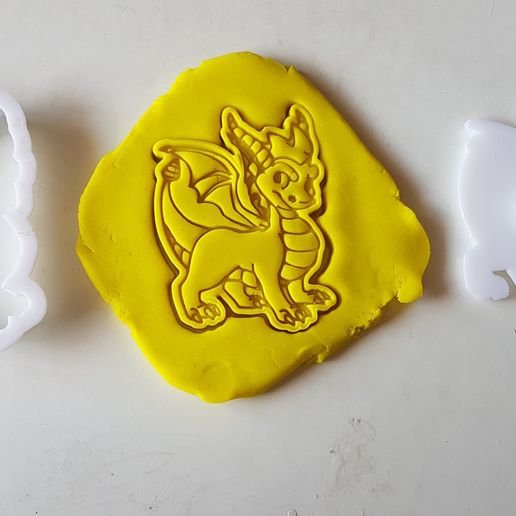 20180828_135010.jpg Download STL file Little dragon cookie cutter • 3D printable object, 3dfactory