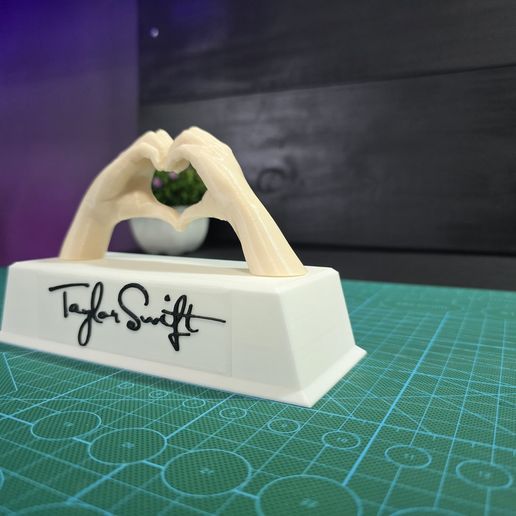 Taylor-Swift-base-con-dos-manos-formando-un-corazón-foto-3.jpg Base Taylor Swift com duas mãos a formar um coração