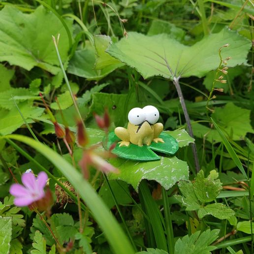 Grenouille-Frog-grand-mechant-renard-figurine-No_Nouix-store-06.jpg Frog on its lily pad