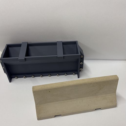IMG_E1132.jpg Concrete safety barrier 1:14 scale