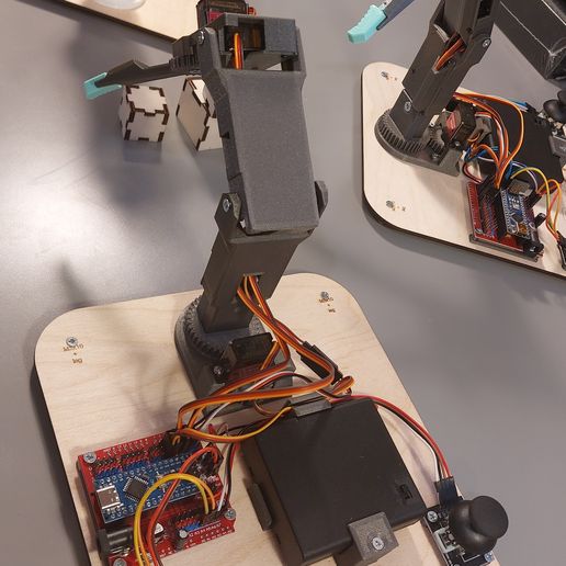 20250118_143505.jpg BotZi 3D printed robotic arm with MG90S servos and Arduino Nano