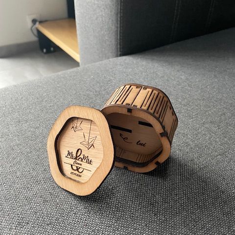 IMG_7975.jpg Boîte à alliances – Un écrin hexagonal pour un amour qui tourne rond