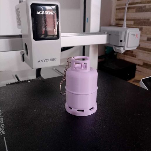 Bottle-shaped keychain with cap remover /Llavero garrafa retira tapón