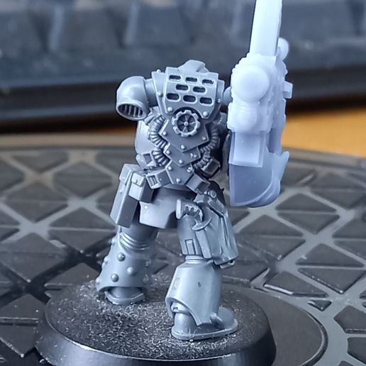 Canon mitrailleur monté sur l'épaule du chevalier de l'espace