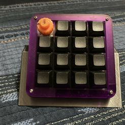 front-with-pad.jpg Fichier STL Support pour Macropad Super16 v2・Modèle à télécharger et à imprimer en 3D