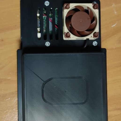 e968f4c1-6bc9-438d-a02c-f47e850df299.jpg Caixa Rock Pi 4 c+ com extensão GeekPi GPIO