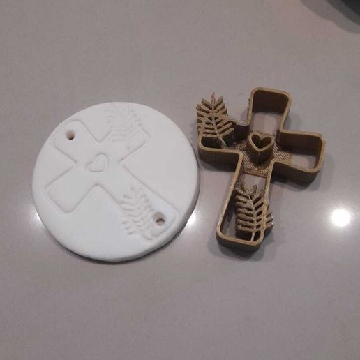 Floral Cross with Heart Cookie Cutter & Stamp / Cortante y Sello Cruz con Hojas