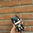 IMG-20260821-WA0004.jpg Batman in stile Funko Pop – STL multicomponente multicolore | Senza AMS