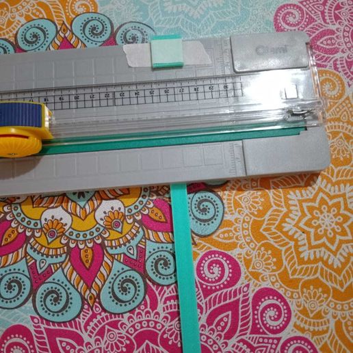 Escuadra A4 - guillotina rotativa portátil Olami TRI600