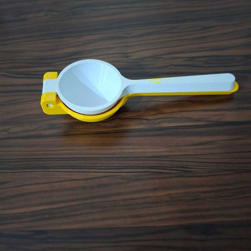 WhatsApp-Image-2025-10-22-at-09.18.26.jpeg lemon squeezer