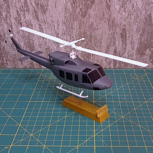 a8.jpg Bell 212 Hubschrauber Modell