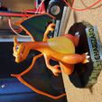 Estatua de Charizard con soporte